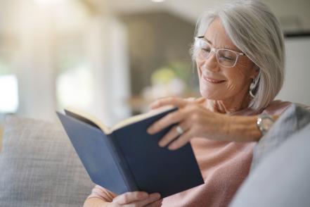 Idős nő olvas demencia